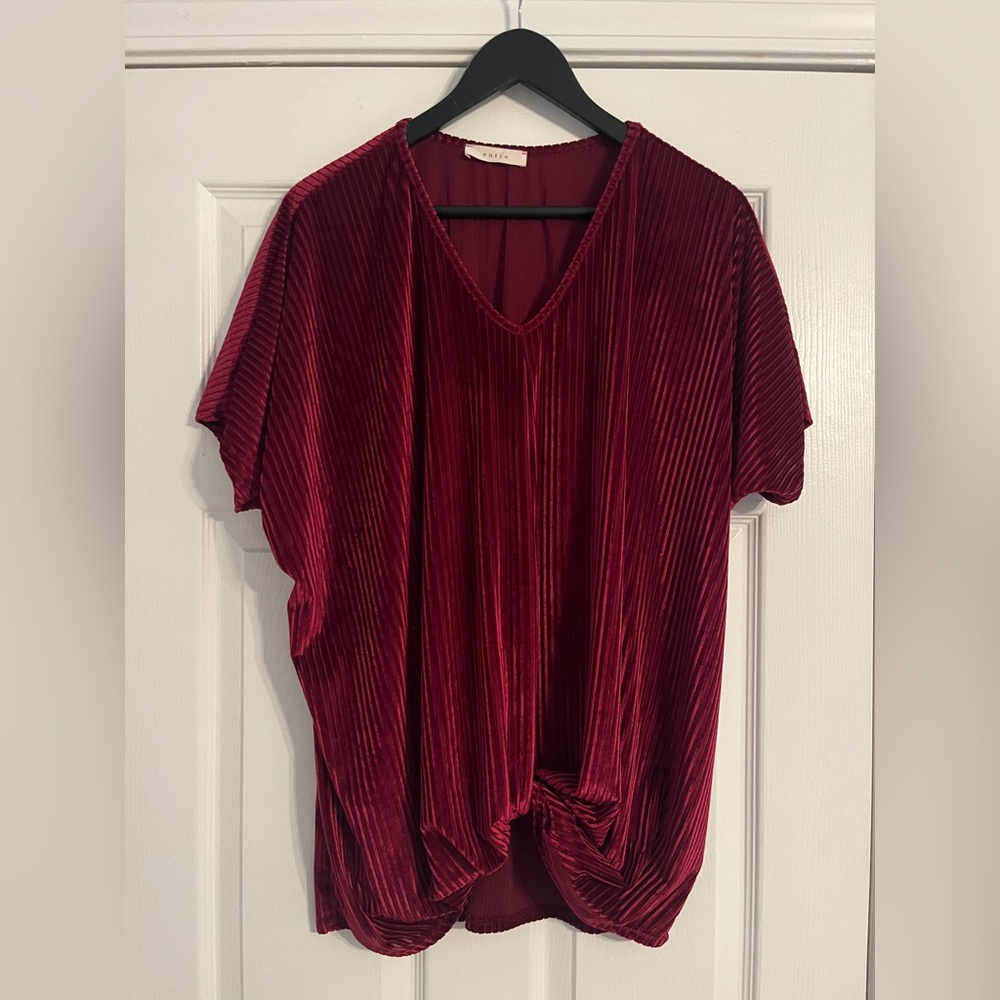 🐠Entro Women’s Short Sleeve V-Neck Burgundy Blouse. Pullover. Knotted in Front.